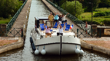 péniche sur le pont-canal