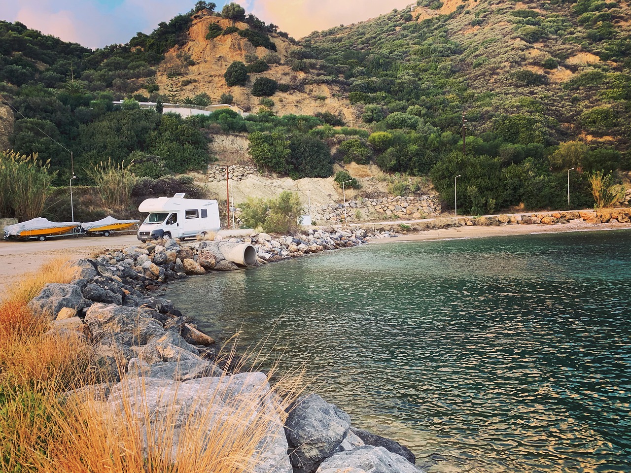 Vous aimez les vacances itinérantes ? après le bateau, découvrez les vacances sur la route avec Yescapa.