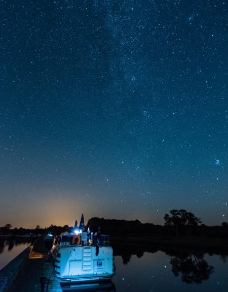 Paysage nocturne en bateau fluvial