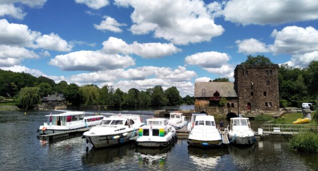 Découvrez les vacances en bateau fluvial au départ de Chenillé-Changé : Votre aventure sans permis au fil de la Mayenne