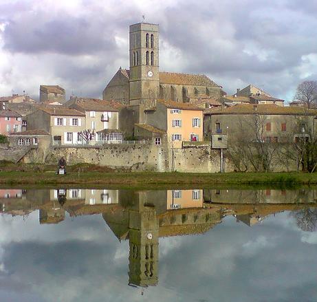 Trèbes, Aude (France). L'église vue de la rive droite de l'Aude. © Mommeja
