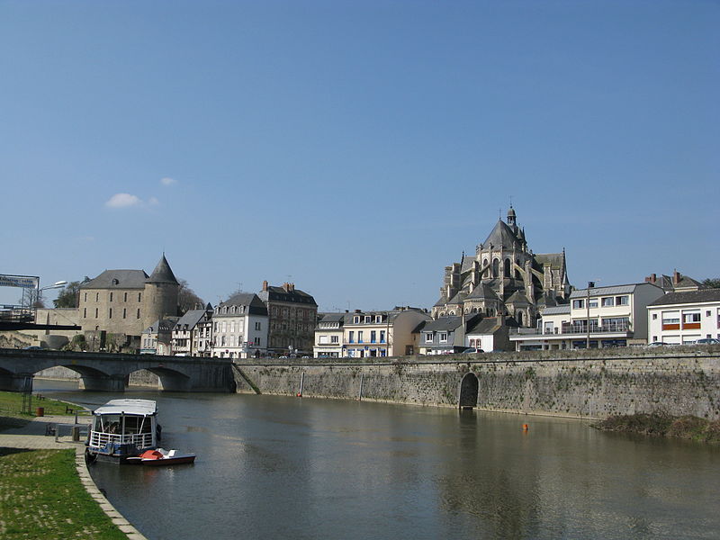 Le château, l'église et les quais de Mayenne