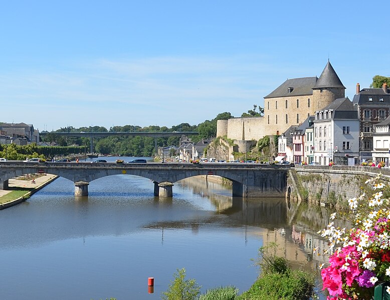 La Mayenne dans le centre ville - © Mayenne communauté