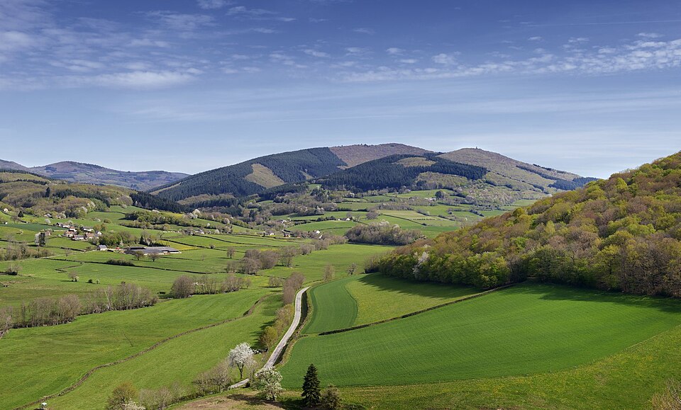 Français : Le massif du mont Beuvray, site de Bibracte, l'ancienne capitale du peuple gaulois des Eduens, vu depuis Larochemillay (Nièvre, Bourgogne, France) - © Bibracte_EPCC