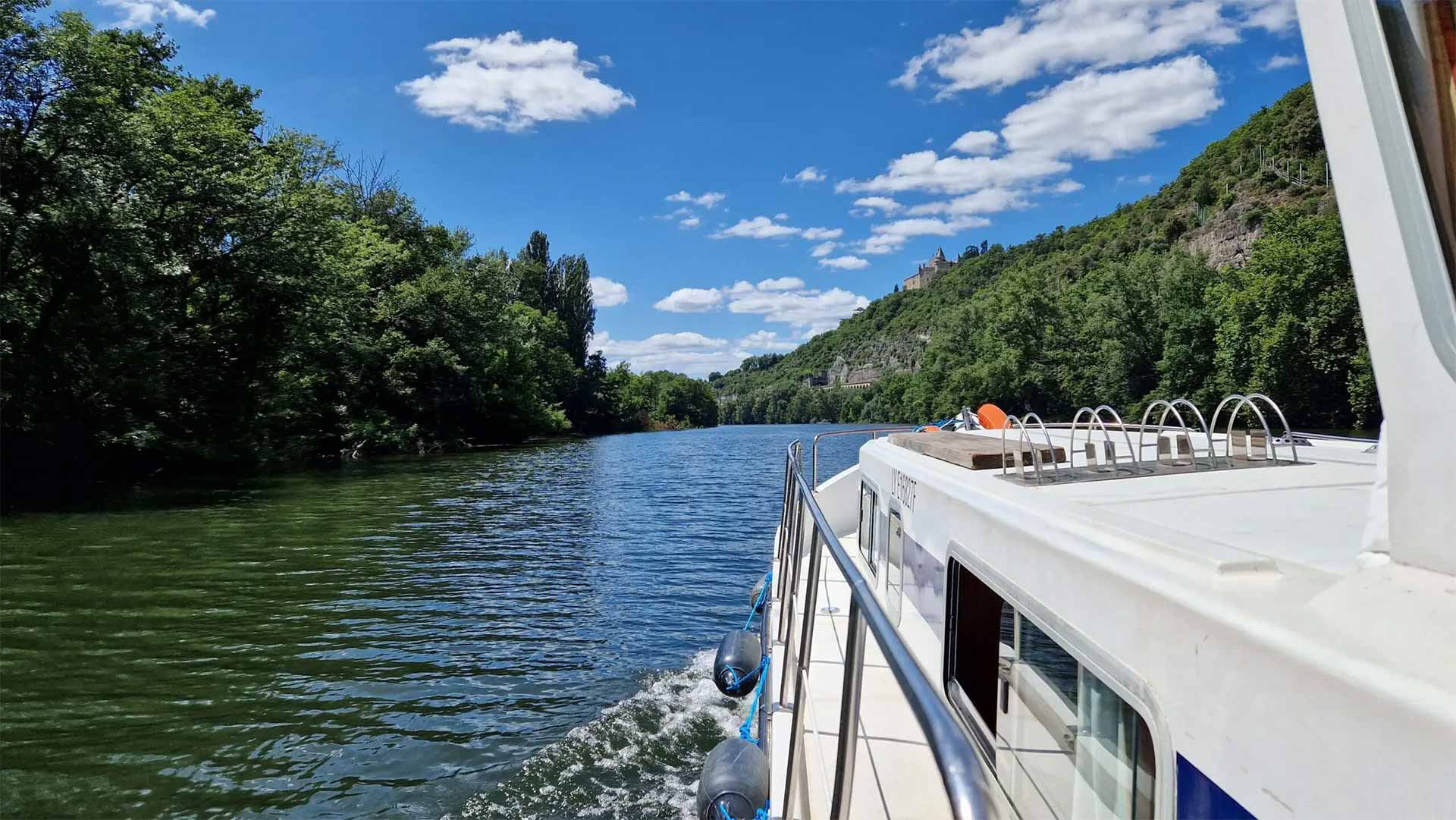 Explorez la région Nouvelle-Aquitaine en bateau sans permis : une aventure fluviale authentique