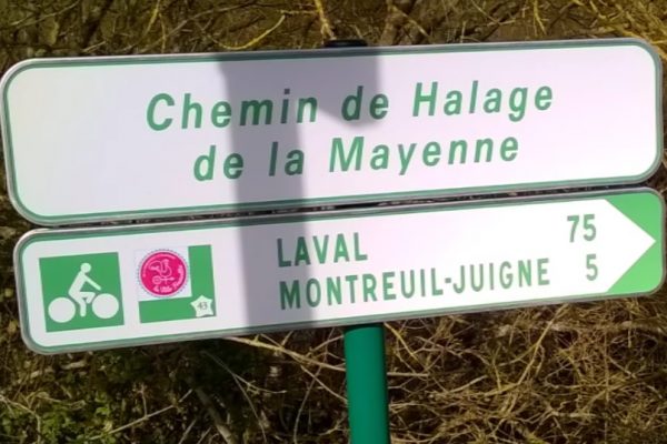 Le chemin de halage au bord de la Mayenne