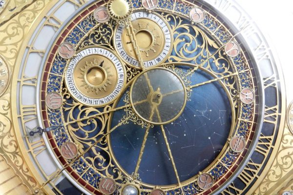Die astronomische Uhr der St. John's Cathedral