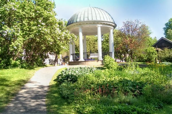 Durch den Brekkeparken in Skien schlendern