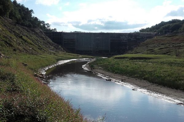 Der Staudamm und die Elektrobibliothek am Lac de Guerlédan