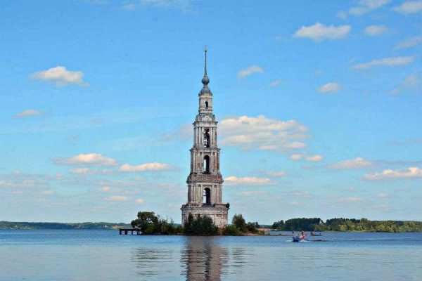 Der überflutete Glockenturm in Kalyazin