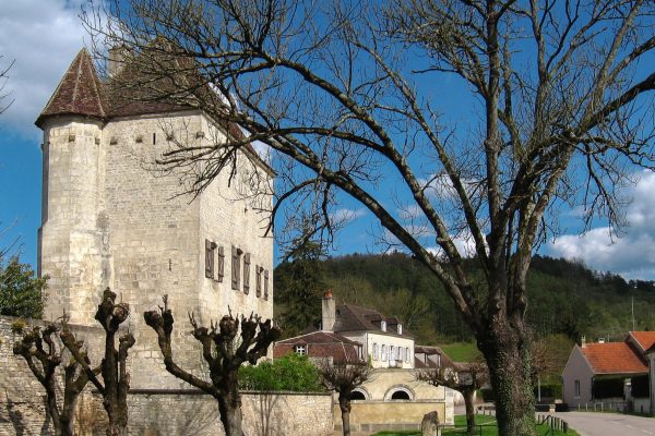 Le petit village de Cravant